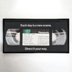Obraz na płótnie "My Life Tape" przedstawiający kasetę VHS z inspirującymi hasłami o życiu, takimi jak "Never gave up" i "Each day is a new scene" – nowoczesna dekoracja ścienna w stylu retro z motywem motywacyjnym