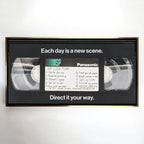 Obraz na płótnie "My Life Tape" przedstawiający kasetę VHS z inspirującymi hasłami o życiu, takimi jak "Never gave up" i "Each day is a new scene" – nowoczesna dekoracja ścienna w stylu retro z motywem motywacyjnym