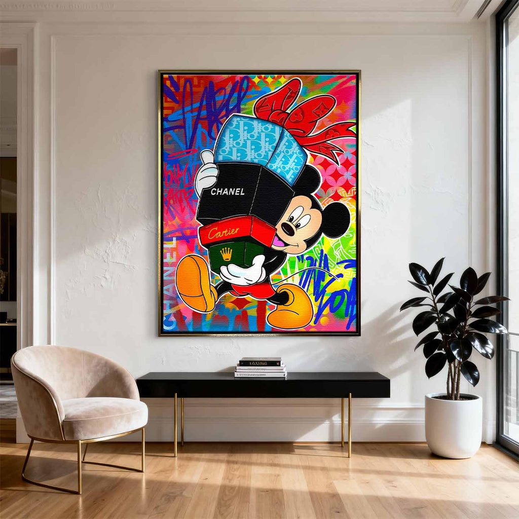 Obraz na płótnie Myszka Miki Designer Mouse niosącą pudełka Chanel, Dior i Cartier na tle kolorowego graffiti, symbol luksusu i pop-artowego stylu.