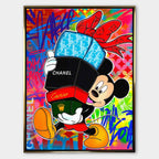 Obraz na płótnie Myszka Miki Designer Mouse niosącą pudełka Chanel, Dior i Cartier na tle kolorowego graffiti, symbol luksusu i pop-artowego stylu.