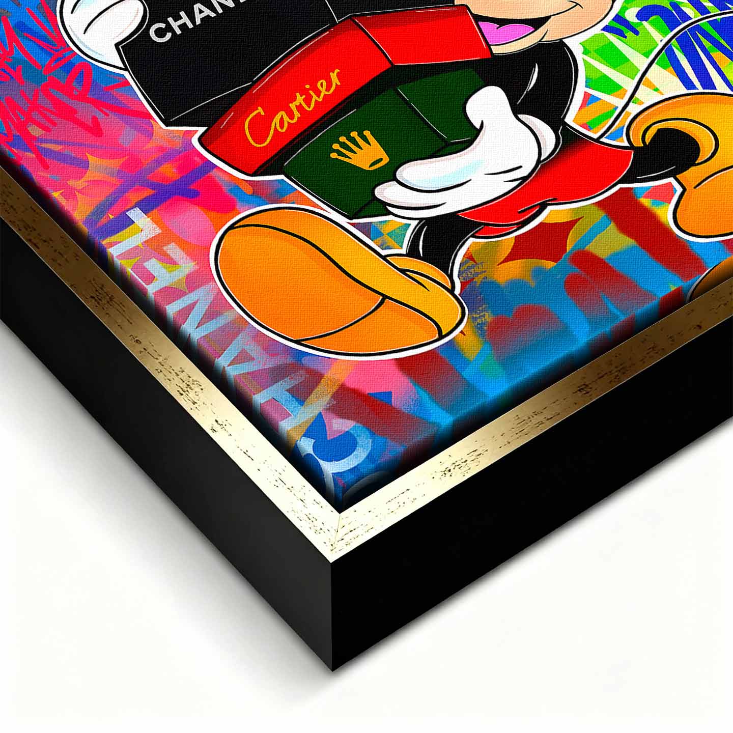 Obraz na płótnie Myszka Miki Designer Mouse niosącą pudełka Chanel, Dior i Cartier na tle kolorowego graffiti, symbol luksusu i pop-artowego stylu.