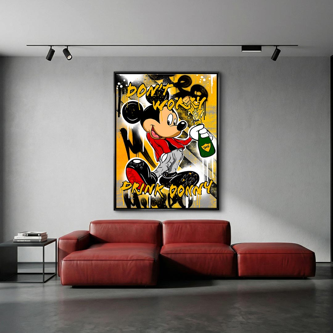 Obraz na płótnie „Drink Donny” w stylu pop-art, przedstawiający kreskówkową postać Myszka Miki z butelką szampana i napisem „Don’t worry, drink Donny” na żółtym tle.