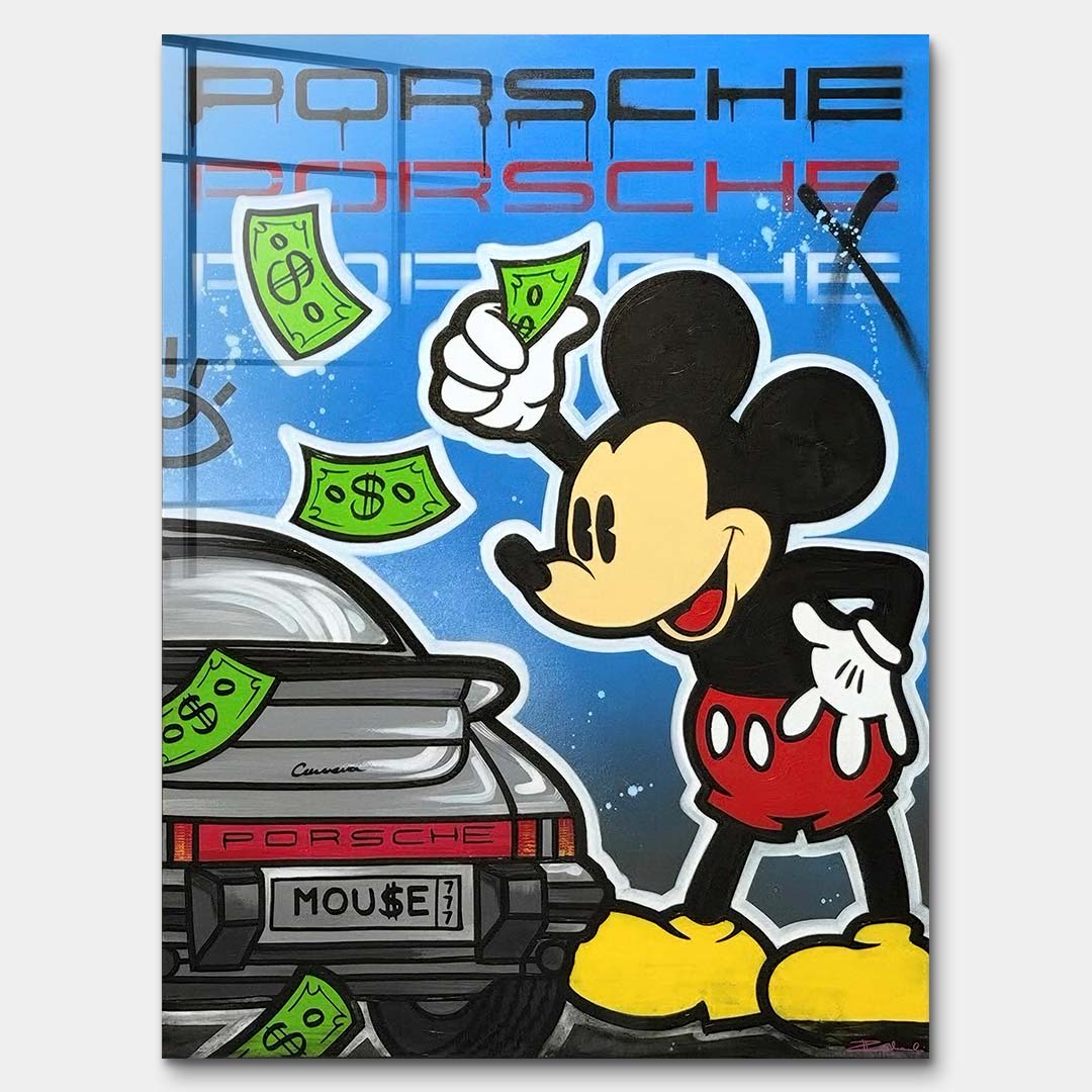 Nowoczesny obraz na szkle akrylowym street art przedstawiający postać myszki, sportowe auto i banknoty, wydruk galeryjny.