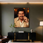 Obraz na płótnie „Pablo Portrait” – portret Pablo Escobara w beżowej marynarce z papierosem, symbol siły i odwagi.