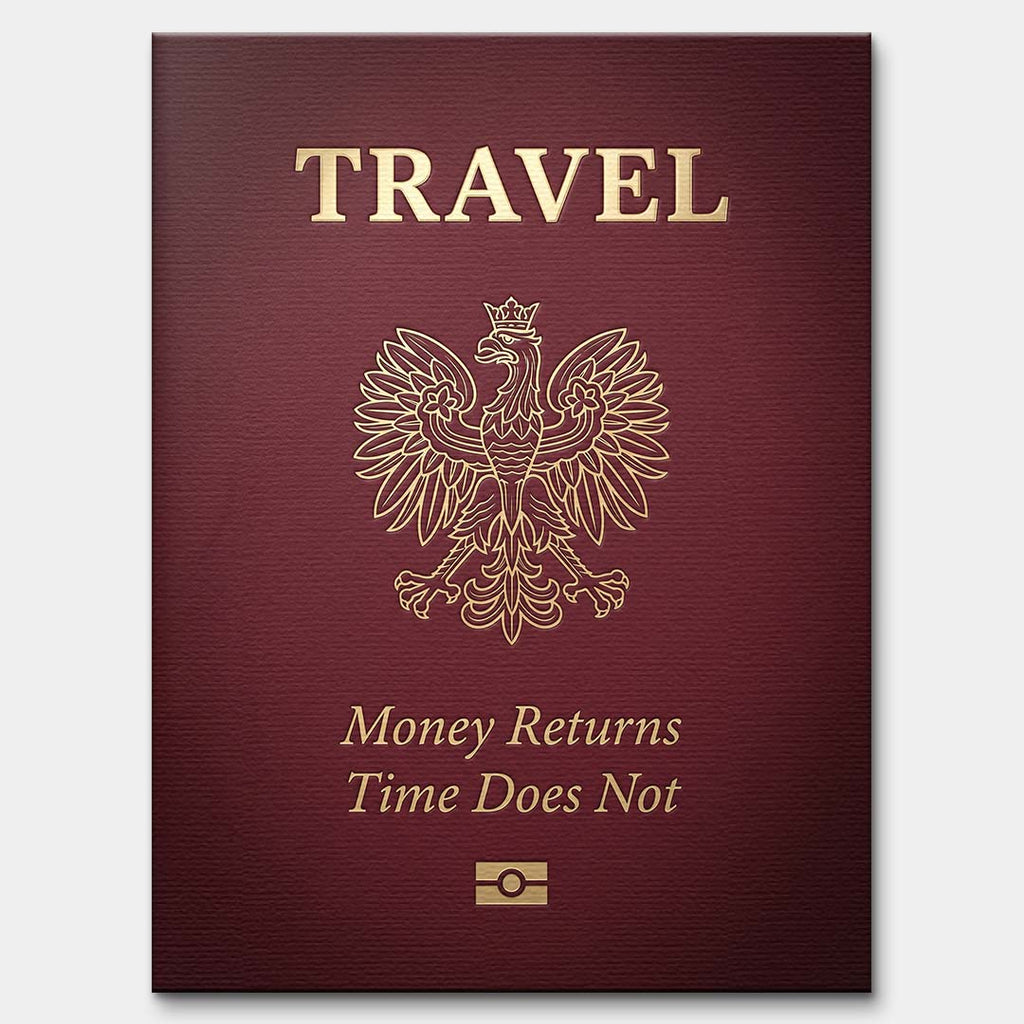 Nowoczesny obraz na płótnie przedstawiający bordową okładkę paszportu ze złotym godłem Polski, napisem Travel oraz cytatem o uciekającym czasie.