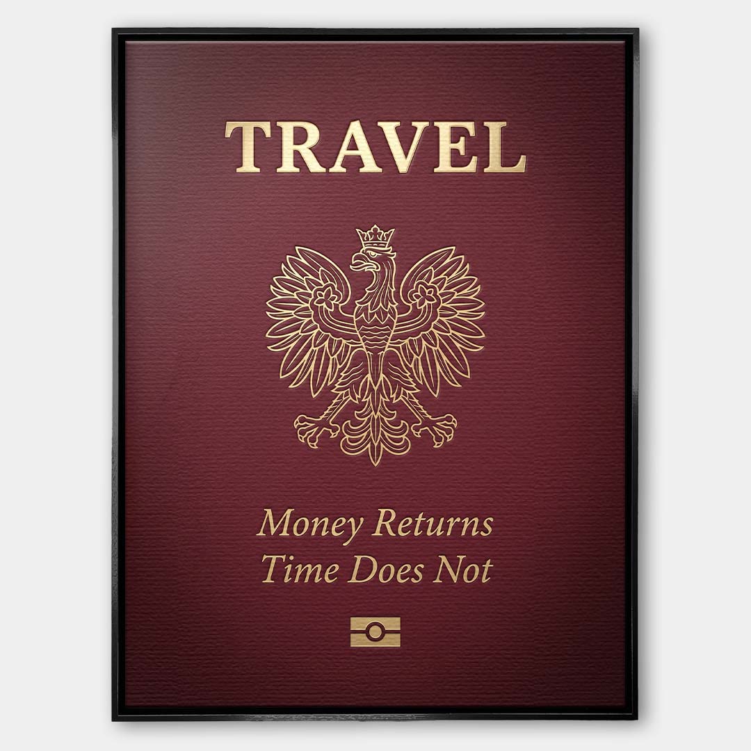 Nowoczesny obraz na płótnie przedstawiający bordową okładkę paszportu ze złotym godłem Polski, napisem Travel oraz cytatem o uciekającym czasie.