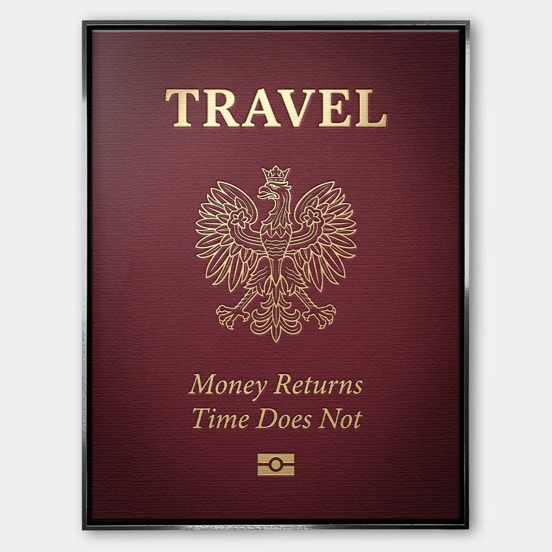 Nowoczesny obraz na płótnie przedstawiający bordową okładkę paszportu ze złotym godłem Polski, napisem Travel oraz cytatem o uciekającym czasie.