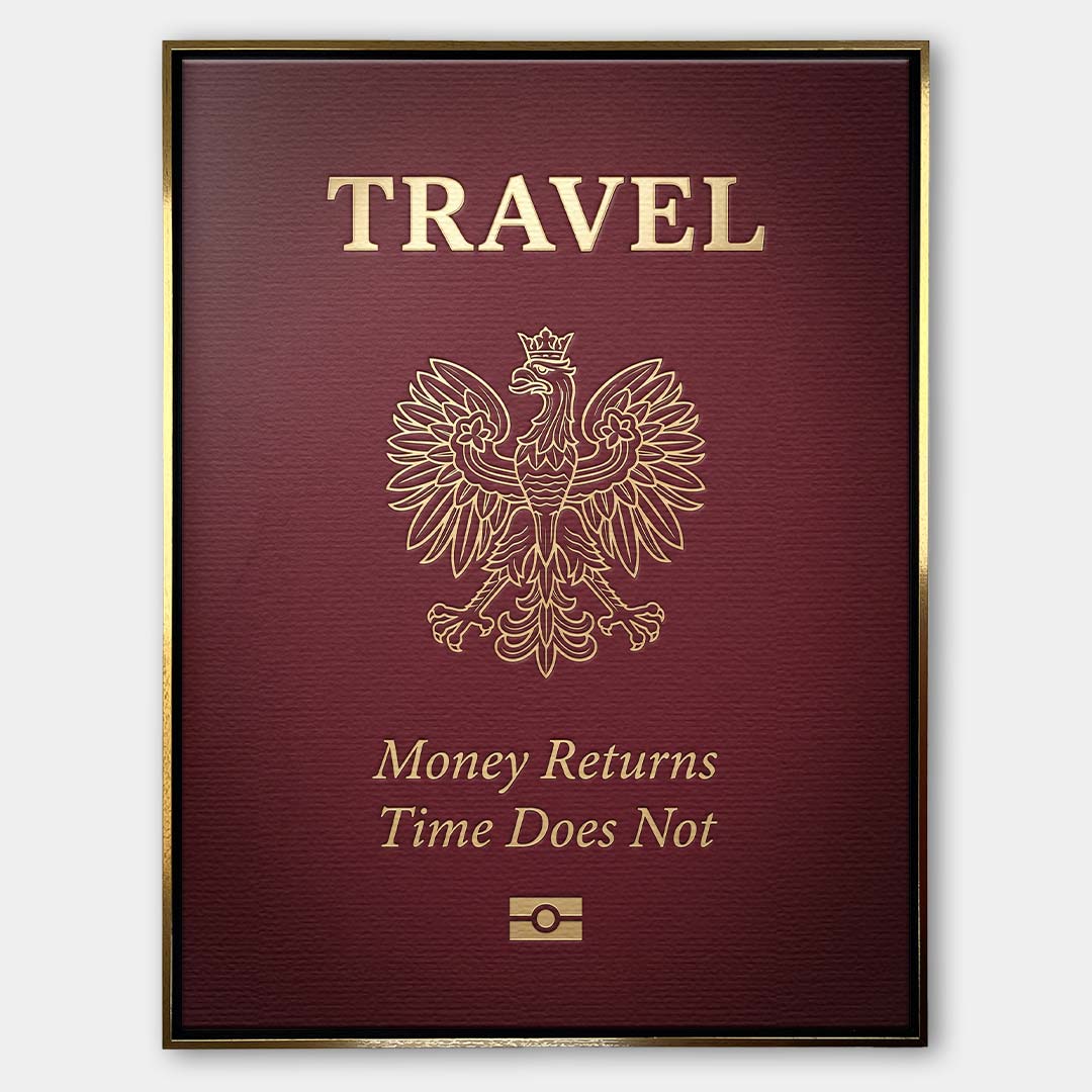 Nowoczesny obraz na płótnie przedstawiający bordową okładkę paszportu ze złotym godłem Polski, napisem Travel oraz cytatem o uciekającym czasie.