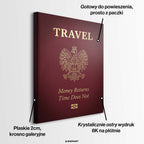 Nowoczesny obraz na płótnie przedstawiający bordową okładkę paszportu ze złotym godłem Polski, napisem Travel oraz cytatem o uciekającym czasie.