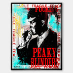 Nowoczesny obraz na płótnie Tommy Shelby z Peaky Blinders. Wydruk galeryjny pop art z czerwonymi napisami Fragile, turkusowym tłem i motywem graffiti.