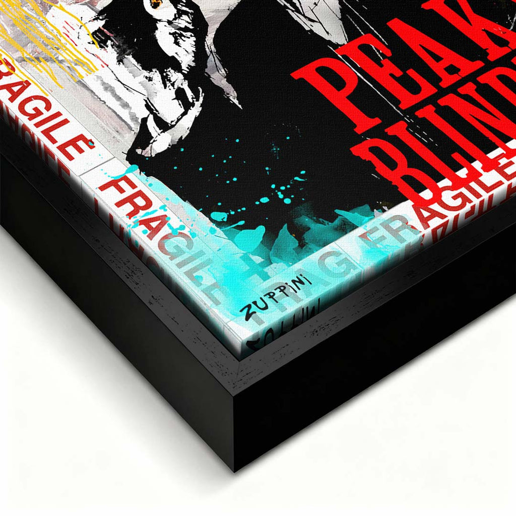 Nowoczesny obraz na płótnie Tommy Shelby z Peaky Blinders. Wydruk galeryjny pop art z czerwonymi napisami Fragile, turkusowym tłem i motywem graffiti.