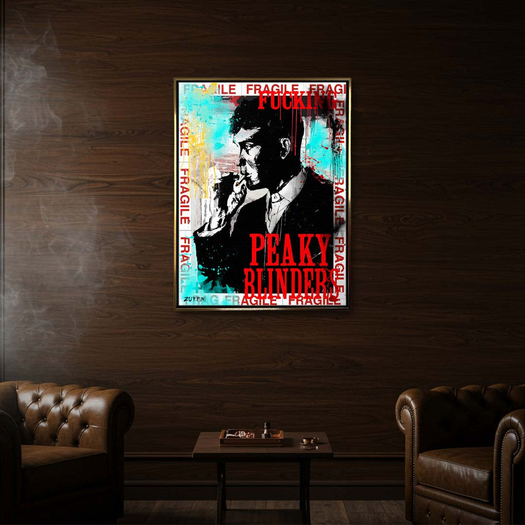 Nowoczesny obraz na płótnie Tommy Shelby z Peaky Blinders. Wydruk galeryjny pop art z czerwonymi napisami Fragile, turkusowym tłem i motywem graffiti.