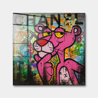 Obraz na szkle akrylowym pop art przedstawiający różową postać w koronie na tle kolorowego graffiti, sztuka nowoczesna, wydruk galeryjny.