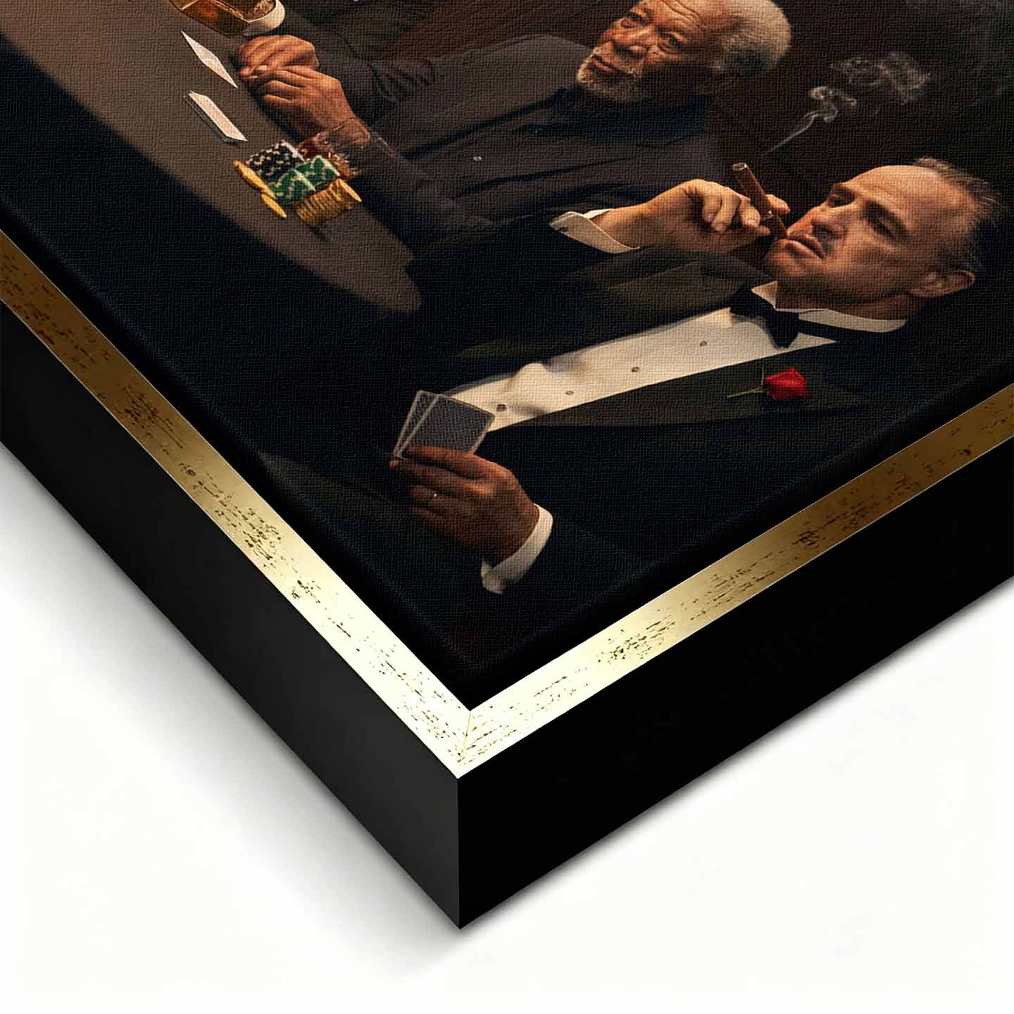 Obraz "Poker Deal" na płótnie przedstawiający sławne postacie grające w pokera: Donald Trump, Andrew Tate, Leonardo DiCaprio (Wilk z Wall Street), Al Pacino (Scarface), Morgan Freeman i Marlon Brando (Ojciec Chrzestny) przy stole pełnym złota i żetonów.