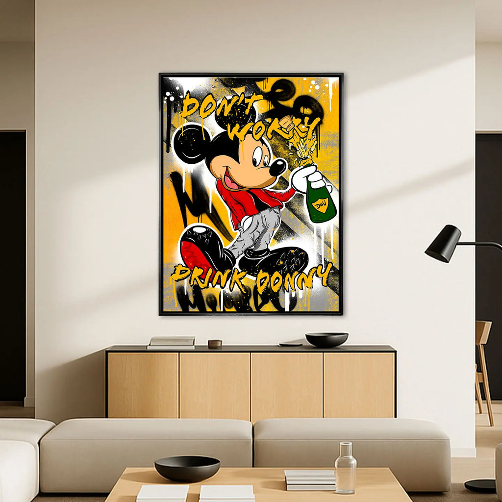 Obraz na płótnie „Drink Donny” w stylu pop-art, przedstawiający kreskówkową postać Myszka Miki z butelką szampana i napisem „Don’t worry, drink Donny” na żółtym tle.