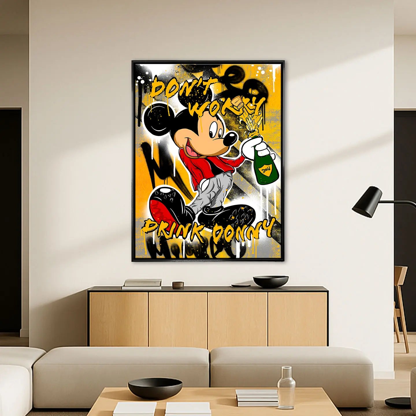 Obraz na płótnie „Drink Donny” w stylu pop-art, przedstawiający kreskówkową postać Myszka Miki z butelką szampana i napisem „Don’t worry, drink Donny” na żółtym tle.