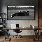 Czarno-biały obraz na płótnie przedstawiający Porsche 911 w szybkim ruchu na torze z napisem Success Has No Brakes. Motywacyjna sztuka ścienna do biura.