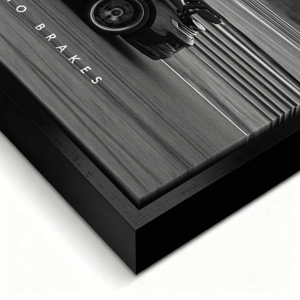 Czarno-biały obraz na płótnie przedstawiający Porsche 911 w szybkim ruchu na torze z napisem Success Has No Brakes. Motywacyjna sztuka ścienna do biura.