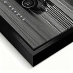 Czarno-biały obraz na płótnie przedstawiający Porsche 911 w szybkim ruchu na torze z napisem Success Has No Brakes. Motywacyjna sztuka ścienna do biura.