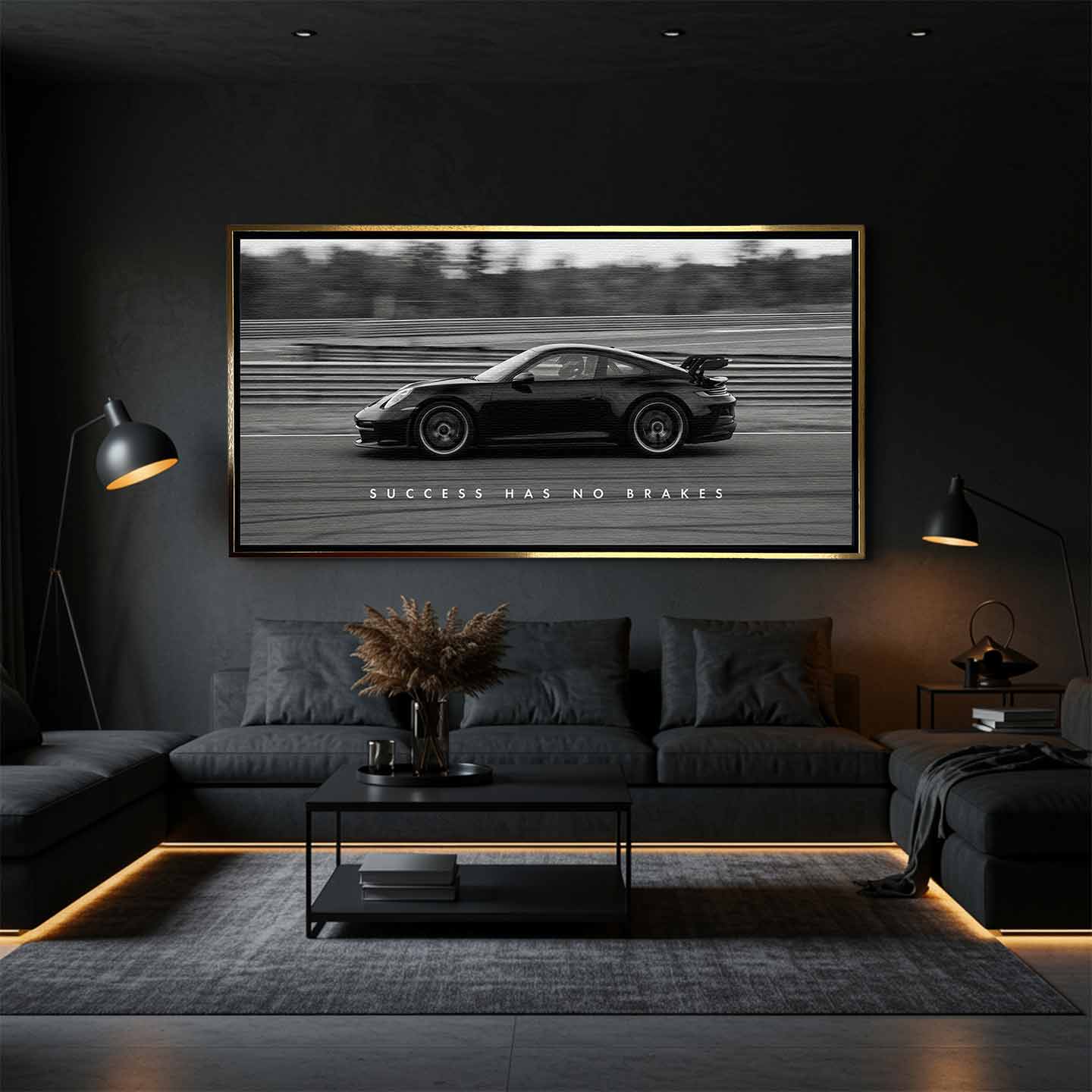 Czarno-biały obraz na płótnie przedstawiający Porsche 911 w szybkim ruchu na torze z napisem Success Has No Brakes. Motywacyjna sztuka ścienna do biura.