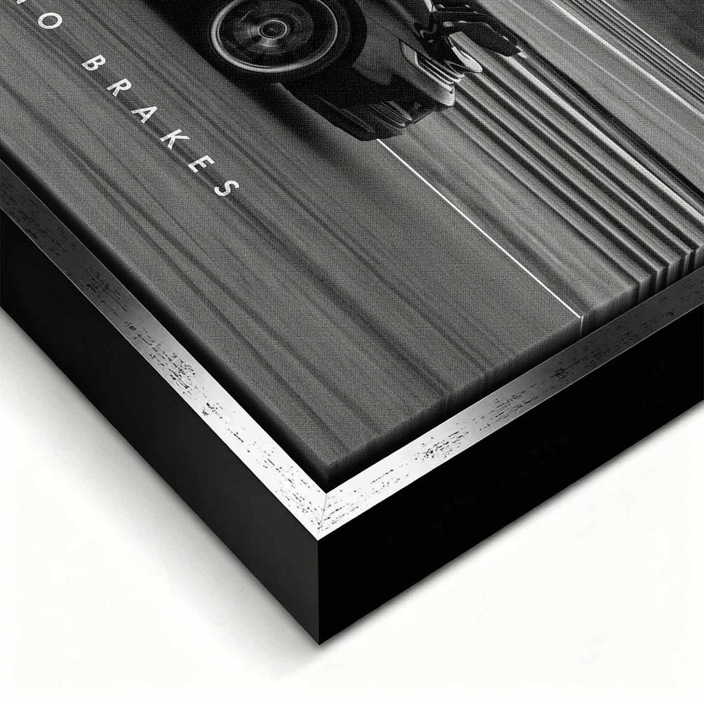 Czarno-biały obraz na płótnie przedstawiający Porsche 911 w szybkim ruchu na torze z napisem Success Has No Brakes. Motywacyjna sztuka ścienna do biura.