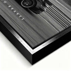 Czarno-biały obraz na płótnie przedstawiający Porsche 911 w szybkim ruchu na torze z napisem Success Has No Brakes. Motywacyjna sztuka ścienna do biura.