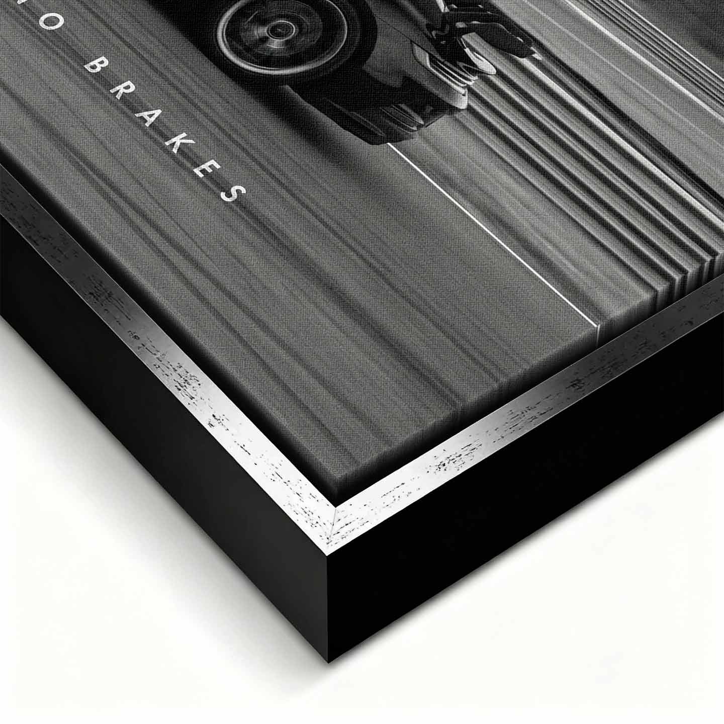 Czarno-biały obraz na płótnie przedstawiający Porsche 911 w szybkim ruchu na torze z napisem Success Has No Brakes. Motywacyjna sztuka ścienna do biura.