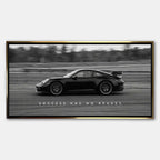 Czarno-biały obraz na płótnie przedstawiający Porsche 911 w szybkim ruchu na torze z napisem Success Has No Brakes. Motywacyjna sztuka ścienna do biura.