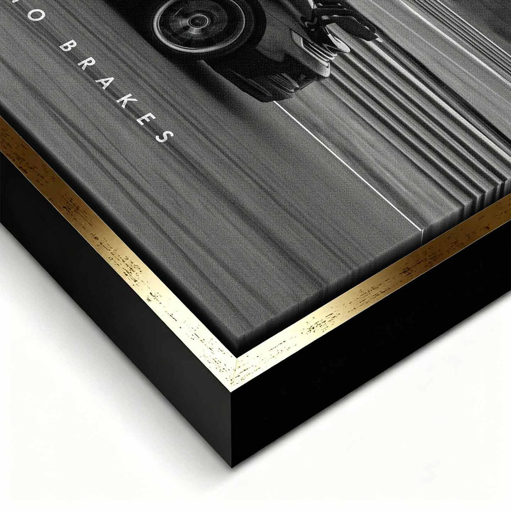 Czarno-biały obraz na płótnie przedstawiający Porsche 911 w szybkim ruchu na torze z napisem Success Has No Brakes. Motywacyjna sztuka ścienna do biura.