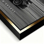 Czarno-biały obraz na płótnie przedstawiający Porsche 911 w szybkim ruchu na torze z napisem Success Has No Brakes. Motywacyjna sztuka ścienna do biura.