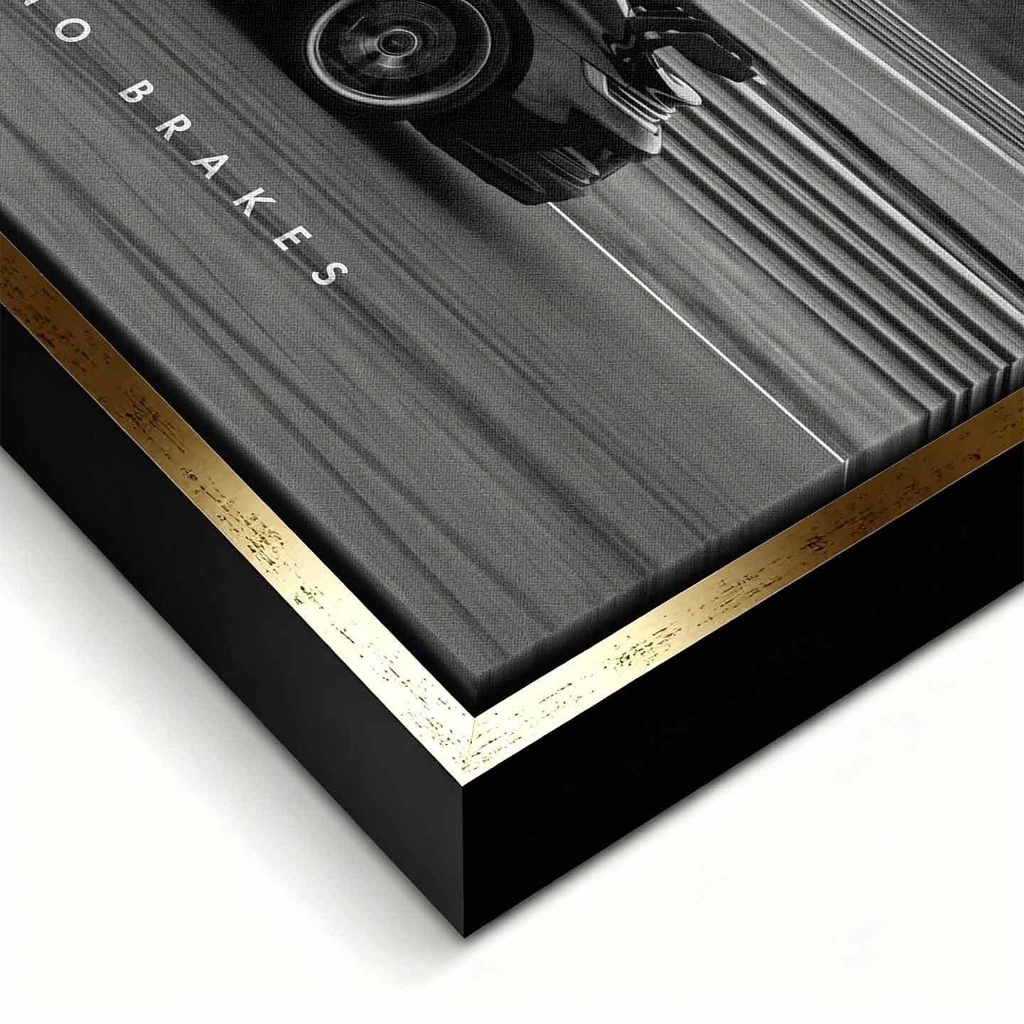 Czarno-biały obraz na płótnie przedstawiający Porsche 911 w szybkim ruchu na torze z napisem Success Has No Brakes. Motywacyjna sztuka ścienna do biura.