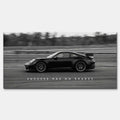 Czarno-biały obraz na płótnie przedstawiający Porsche 911 w szybkim ruchu na torze z napisem Success Has No Brakes. Motywacyjna sztuka ścienna do biura.