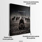 Nowoczesny obraz na płótnie przedstawiający lwa naprzeciw hien z napisem Alone But Powerful. Wydruk galeryjny, czarno-biała sztuka motywacyjna.