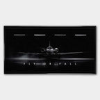 Obraz motywacyjny na płótnie Fly or Fall przedstawiający prywatny odrzutowiec w ciemnym hangarze z napisem „Fly or Fall”, symbolizujący luksus, odwagę i determinację.