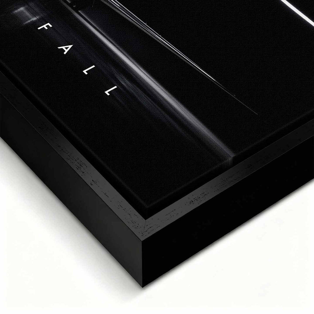 Obraz motywacyjny na płótnie Fly or Fall przedstawiający prywatny odrzutowiec w ciemnym hangarze z napisem „Fly or Fall”, symbolizujący luksus, odwagę i determinację.