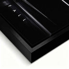 Obraz motywacyjny na płótnie Fly or Fall przedstawiający prywatny odrzutowiec w ciemnym hangarze z napisem „Fly or Fall”, symbolizujący luksus, odwagę i determinację.