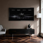 Obraz motywacyjny na płótnie Fly or Fall przedstawiający prywatny odrzutowiec w ciemnym hangarze z napisem „Fly or Fall”, symbolizujący luksus, odwagę i determinację.