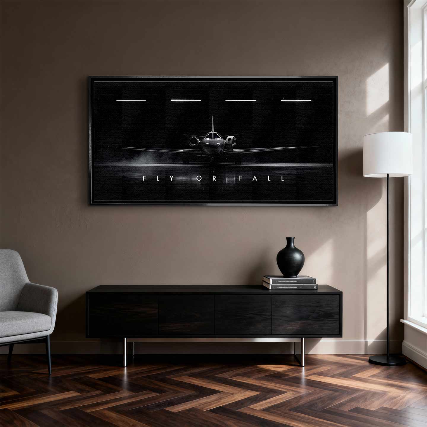 Obraz motywacyjny na płótnie Fly or Fall przedstawiający prywatny odrzutowiec w ciemnym hangarze z napisem „Fly or Fall”, symbolizujący luksus, odwagę i determinację.
