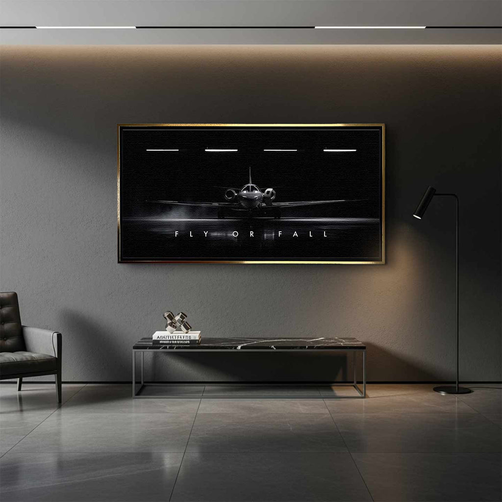 Obraz motywacyjny na płótnie Fly or Fall przedstawiający prywatny odrzutowiec w ciemnym hangarze z napisem „Fly or Fall”, symbolizujący luksus, odwagę i determinację.