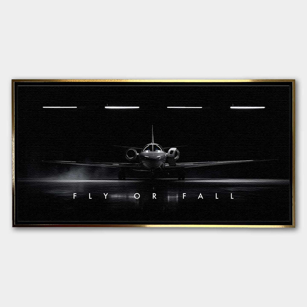 Obraz motywacyjny na płótnie Fly or Fall przedstawiający prywatny odrzutowiec w ciemnym hangarze z napisem „Fly or Fall”, symbolizujący luksus, odwagę i determinację.