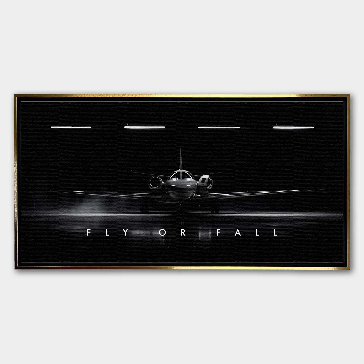 Obraz motywacyjny na płótnie Fly or Fall przedstawiający prywatny odrzutowiec w ciemnym hangarze z napisem „Fly or Fall”, symbolizujący luksus, odwagę i determinację.