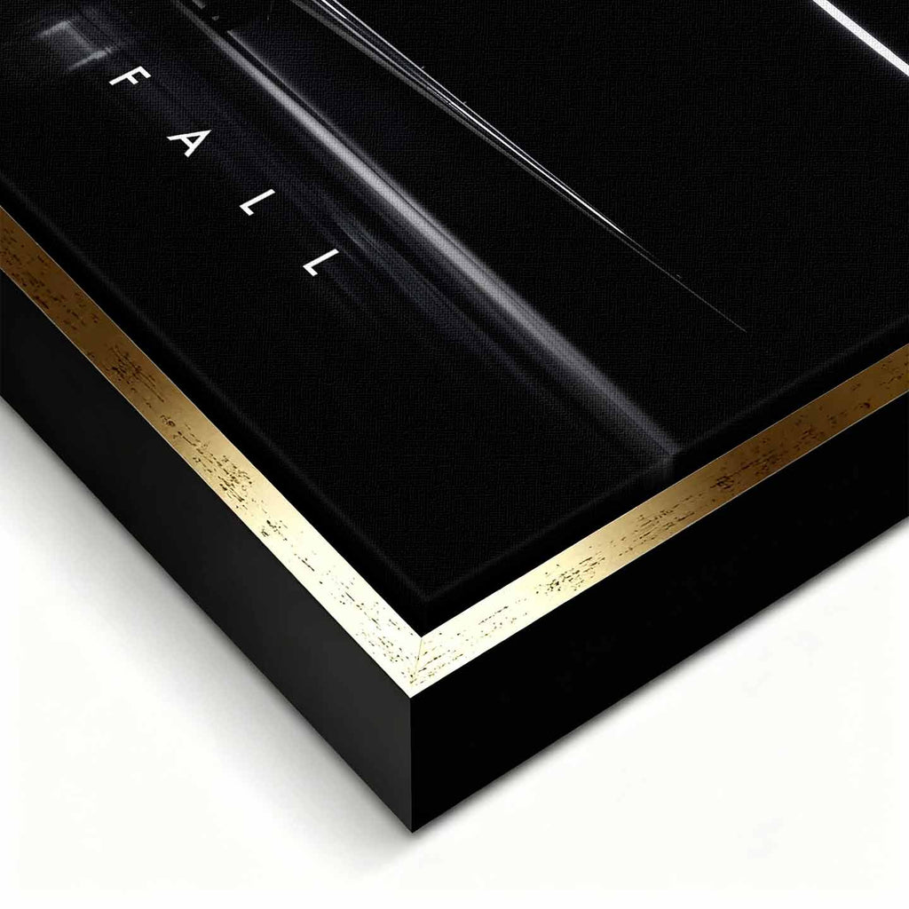 Obraz motywacyjny na płótnie Fly or Fall przedstawiający prywatny odrzutowiec w ciemnym hangarze z napisem „Fly or Fall”, symbolizujący luksus, odwagę i determinację.