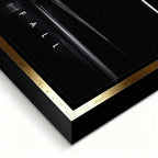 Obraz motywacyjny na płótnie Fly or Fall przedstawiający prywatny odrzutowiec w ciemnym hangarze z napisem „Fly or Fall”, symbolizujący luksus, odwagę i determinację.