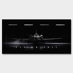 Obraz motywacyjny na płótnie Fly or Fall przedstawiający prywatny odrzutowiec w ciemnym hangarze z napisem „Fly or Fall”, symbolizujący luksus, odwagę i determinację.