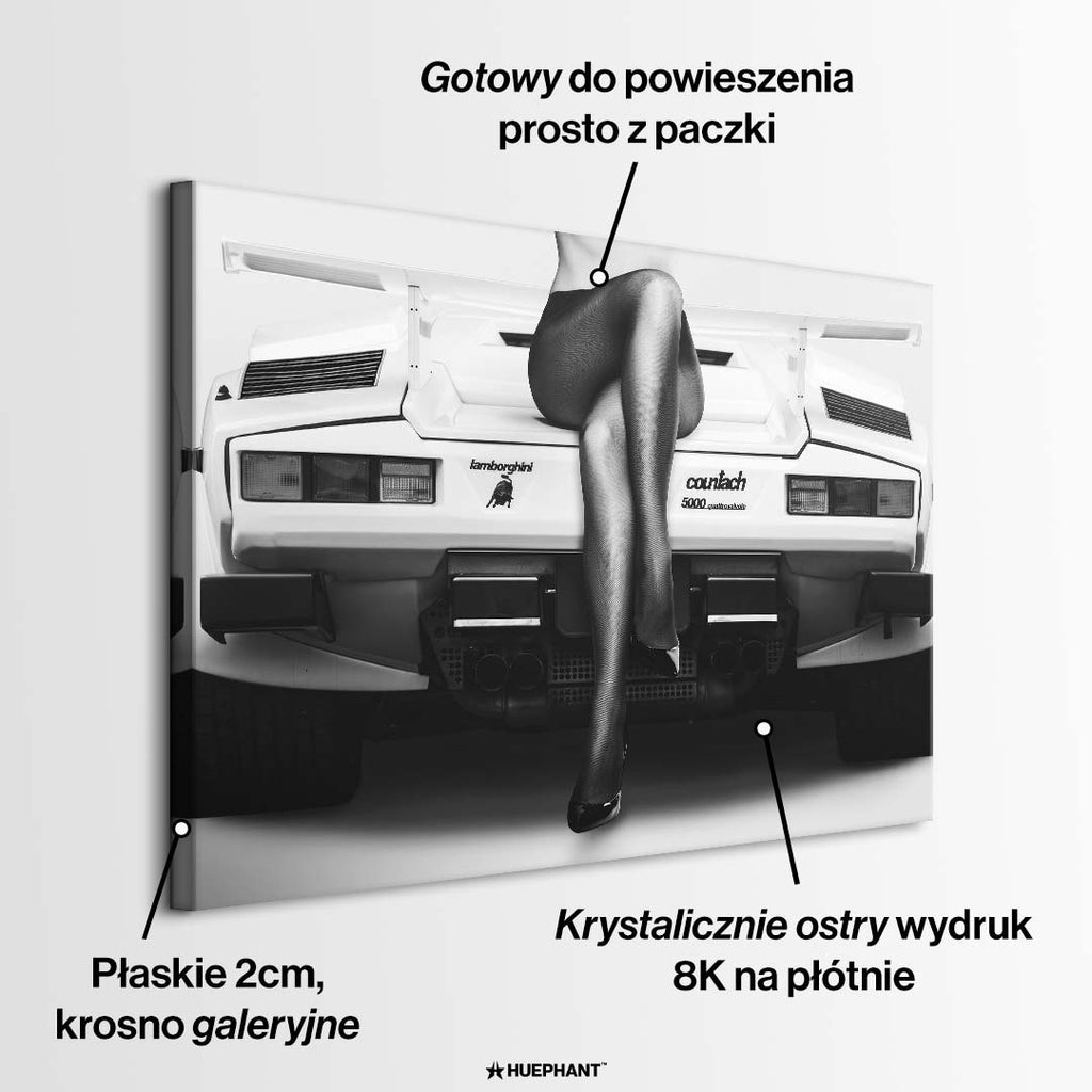 Czarno-biały obraz na płótnie Rear View przedstawiający kobiece nogi na tle tyłu kultowego, białego samochodu sportowego. Ekskluzywny wydruk galeryjny.