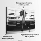 Czarno-biały obraz na płótnie Rear View przedstawiający kobiece nogi na tle tyłu kultowego, białego samochodu sportowego. Ekskluzywny wydruk galeryjny.