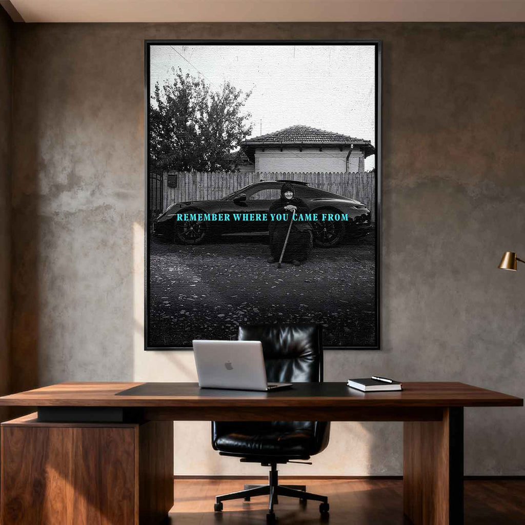 inspirujący Obraz na płótnie Remember Where You Came From – starsza kobieta przed luksusowym samochodem, symbol wdzięczności i pamięci o korzeniach, sztuka Huephant.