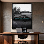 inspirujący Obraz na płótnie Remember Where You Came From – starsza kobieta przed luksusowym samochodem, symbol wdzięczności i pamięci o korzeniach, sztuka Huephant.