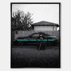 inspirujący Obraz na płótnie Remember Where You Came From – starsza kobieta przed luksusowym samochodem, symbol wdzięczności i pamięci o korzeniach, sztuka Huephant.