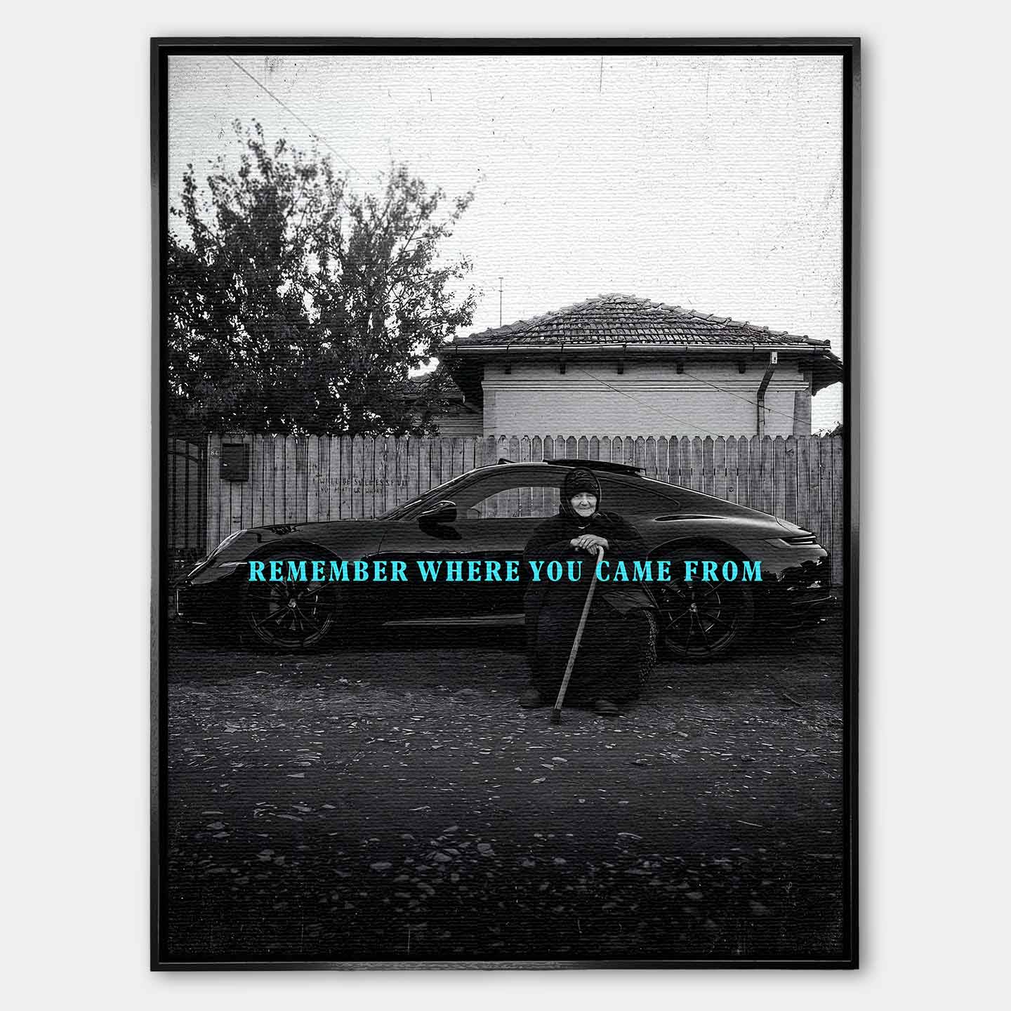 inspirujący Obraz na płótnie Remember Where You Came From – starsza kobieta przed luksusowym samochodem, symbol wdzięczności i pamięci o korzeniach, sztuka Huephant.